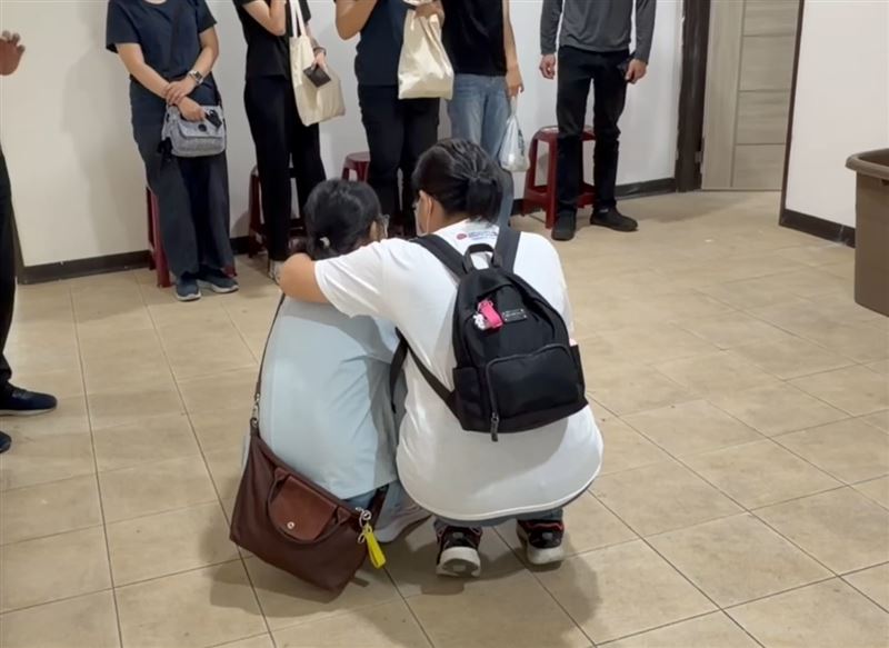 今（14日）檢察官相驗確認死因，鄭女的家屬、同學相擁痛哭。（圖／翻攝畫面）