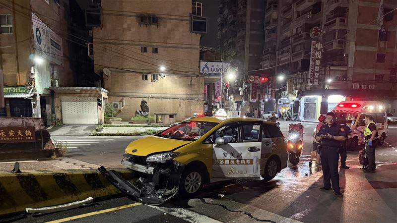 自撞車禍現場情形。（圖／翻攝畫面）