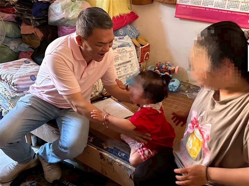 渣夫家暴還瞞刑責！孕婦阿慧遭婆婆趕出門，3坪漏水屋苦養遲緩幼女。問天：誰能救救我！（圖／翻攝自《愛的延續》公益協會臉書）