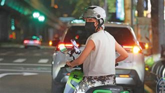 浪姐冠軍身價漲　曾沛慈騎共享單機車逛台