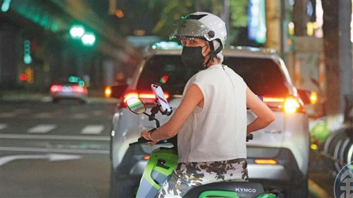 浪姐冠軍身價漲　曾沛慈騎共享單機車逛台