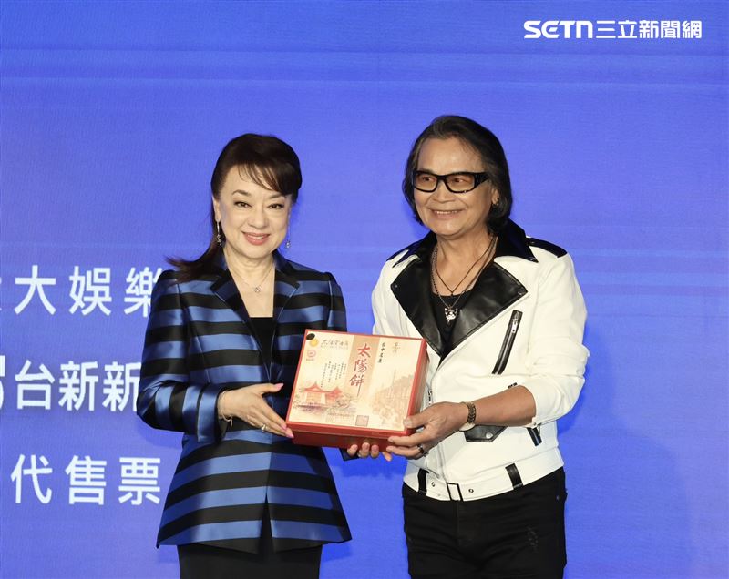 翁倩玉記者會,沈文程驚喜現身站台力挺。(圖/記者田俊彥攝影)