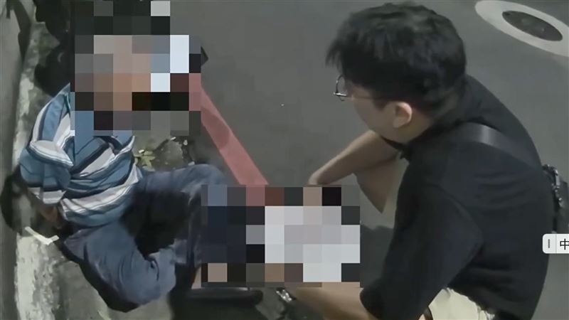 慣竊楊翁被警察逮捕。(圖/翻攝畫面)