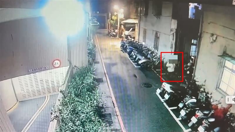 準備犯案的楊翁被監視器拍下身影。(圖/翻攝畫面)