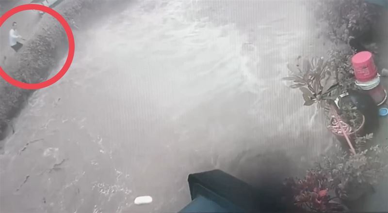 吳姓小貨車駕駛第一時間救援。(圖/翻攝畫面)