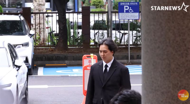 14日宋旻浩以證人身份出席,外型較早前略為圓潤了一些。(圖/翻攝自스타뉴스YT)