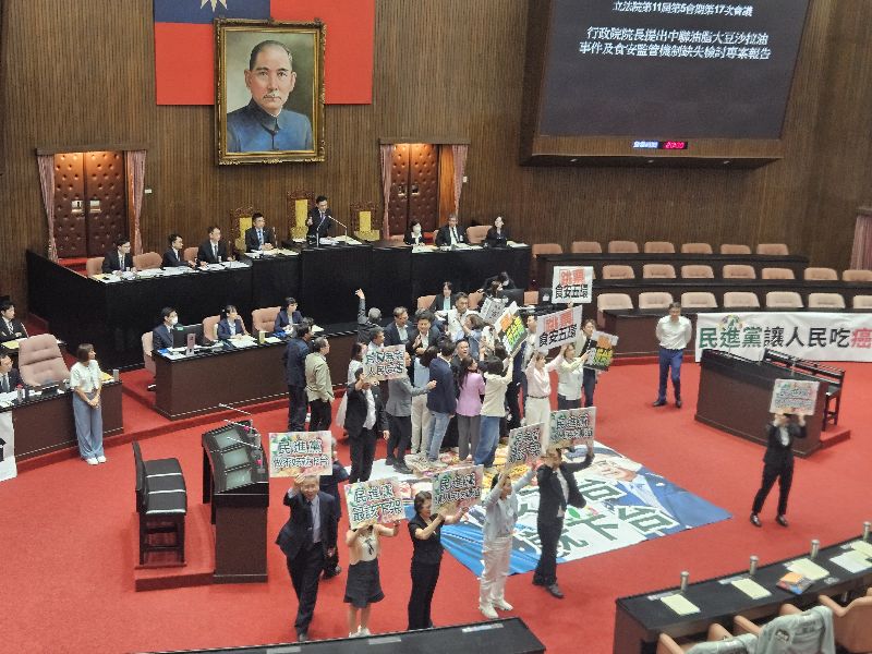 國民黨立委傅崐萁等多名國民黨、民眾黨立委14日占據質詢台,高喊「沒有食安沒有院長」、「卓榮泰下台、民進黨毒台」等口號,阻擋行政院長卓榮泰上台報告