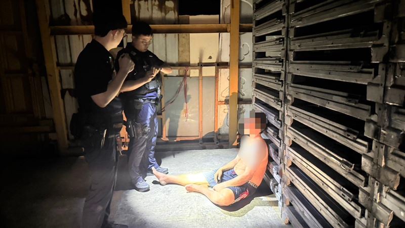 張男滋事後躲進一間工廠被警方發現。(圖/翻攝畫面)