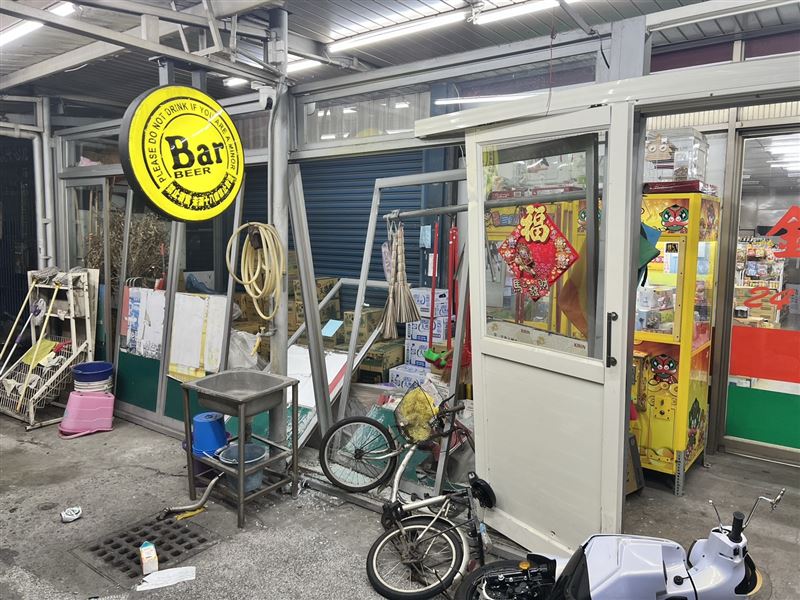 被張男駕車衝撞的超商。(圖/翻攝畫面)