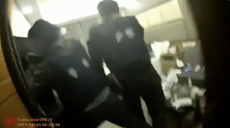 檢警於去年11月底，時機成熟時前往摩鐵攻堅逮人。（圖／翻攝畫面）