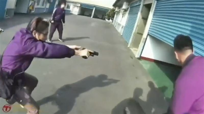 34歲丁姓主嫌開車衝撞檢警人員，遭連轟8槍制止。（圖／翻攝畫面）
