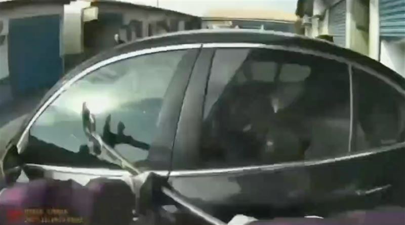 丁男企圖駕車逃逸，在狹小的汽車旅館內瘋狂衝撞。（圖／翻攝畫面）
