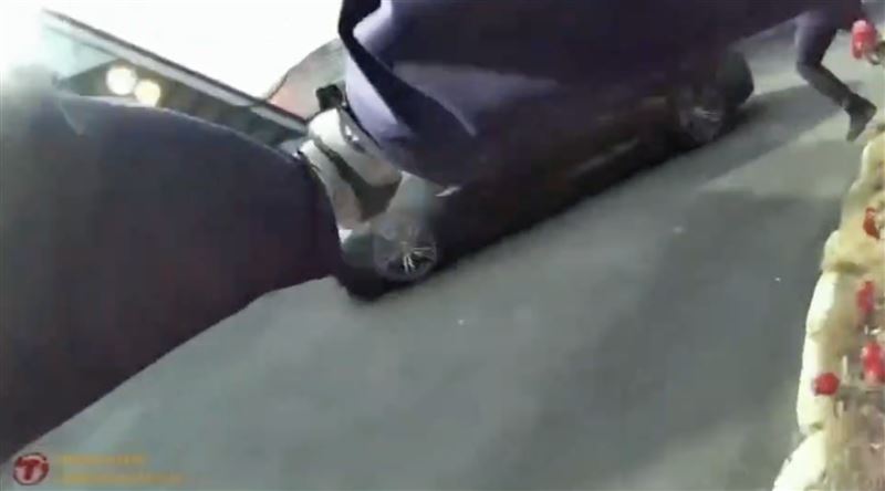 丁男在摩鐵內開車衝撞，警方立即開槍連續射擊8槍制止。（圖／翻攝畫面）