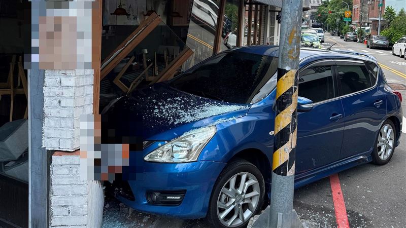 三寶男「油門當煞車」猛踩！暴衝撞進店家