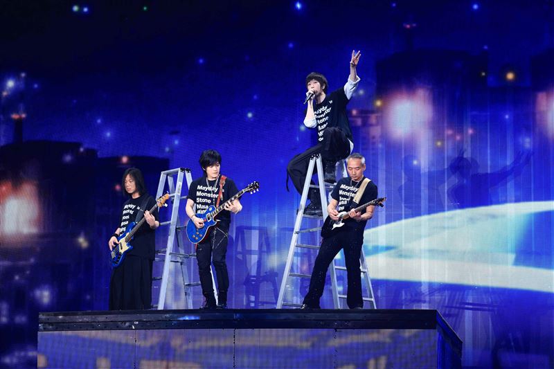 五月天重現台北101頂樓開唱場面。(圖/相信音樂提供)