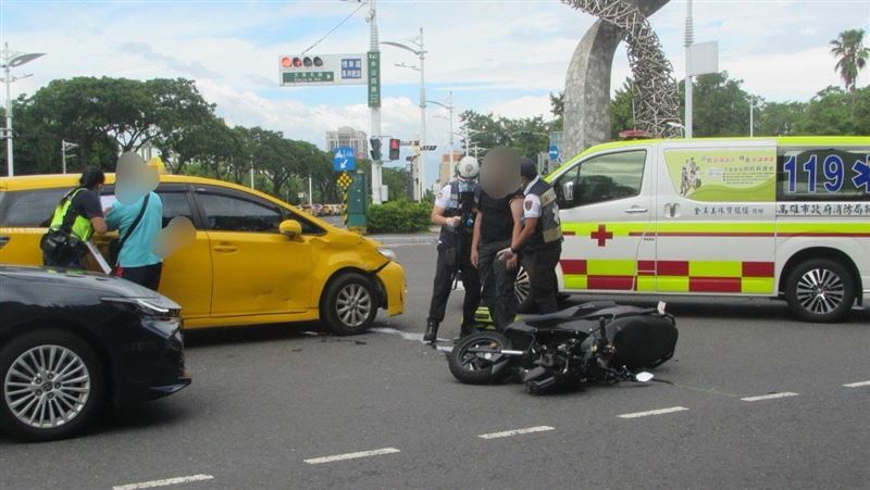 林男在該路口撞飛機車騎士。(圖/翻攝畫面)