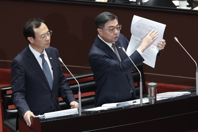 立法院會14日下午邀行政院長卓榮泰(右)率相關部會首長列席,提出「中聯油脂大豆沙拉油事件及食安監管機制缺失檢討」專案報告,並備質詢。卓榮泰表示,地方應在第一線執行非法食品的稽查,是否有做到「進到工廠的查核」,是未來行政、司法調查的一項重要依據。左為衛福部長石崇良