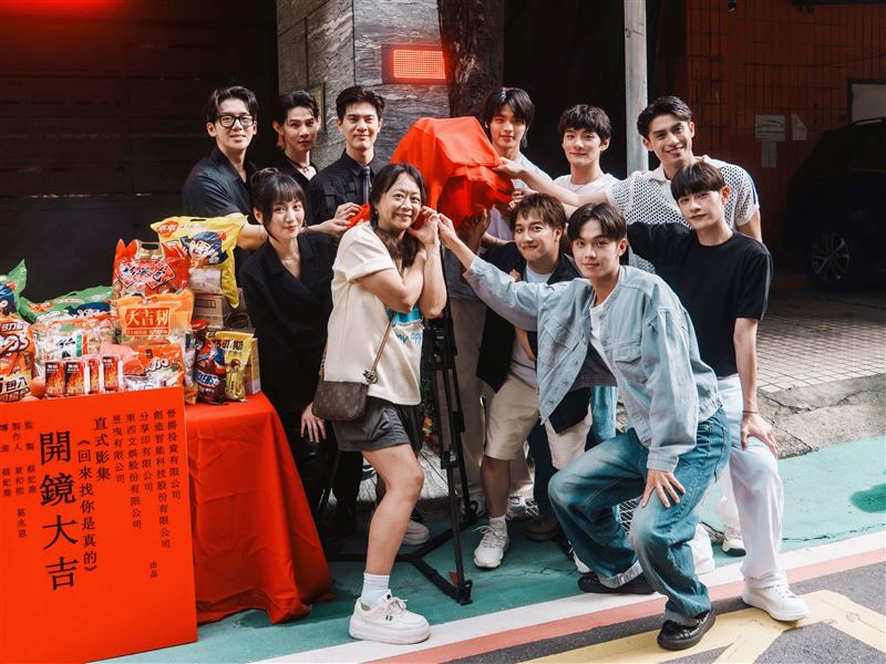 （左起）製作人葛兆恩、葛宸羽、夏和熙、吳承洋、監製暨導演蔡妃喬、羅章恩、日本歌手AKKUN（阿坤）、呂慕堯、邱勝揚、許孟維出席《回來找你是真的》舉行開鏡儀式（圖／結果娛樂提供）