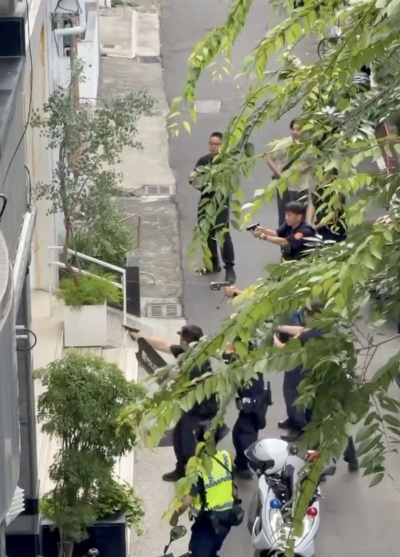 警方在音樂教室外和嫌犯對峙。(圖/翻攝自Threads @asd1123098)