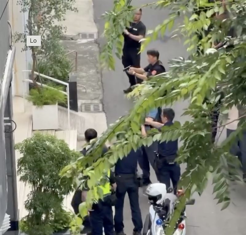 警方連開4槍擊中林男大腿,林男滾下台階。(圖/翻攝自Threads @asd1123098)