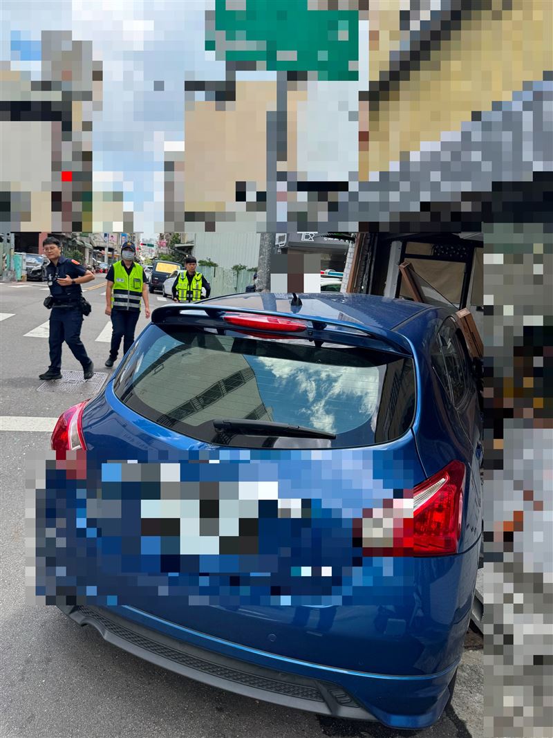 台中男誤將「油門當成煞車」，導致車輛暴衝撞進路邊店家。（圖／翻攝畫面）