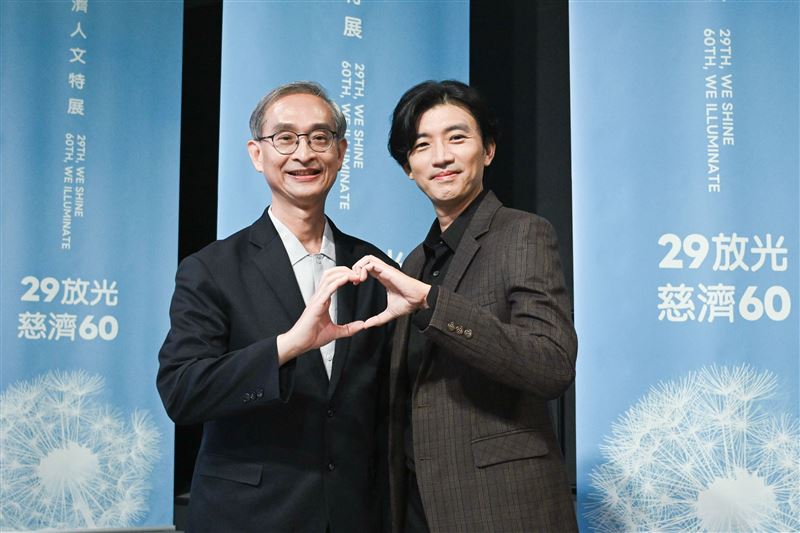 曾少宗(右)與李啟誠醫師(左)出席「29放光‧慈濟60:慈濟人文特展」講座。(圖/大愛提供)