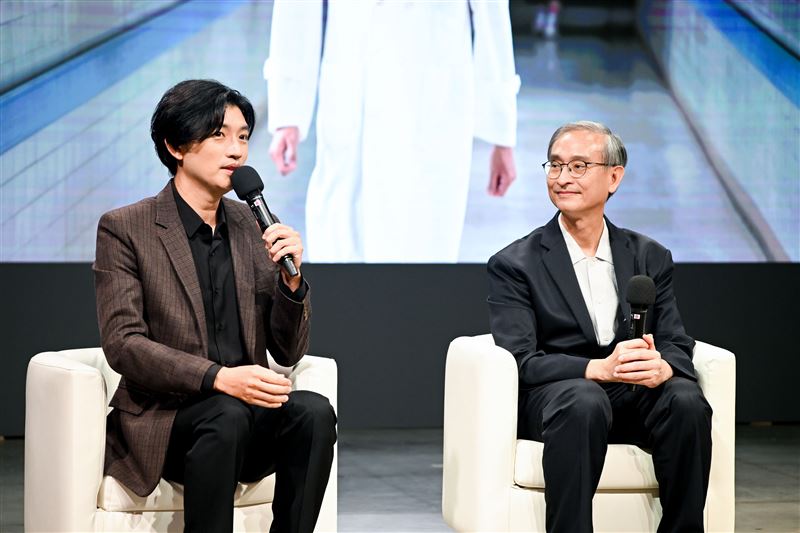 曾少宗(左)將宣告病危的戲演得太逼真嚇壞大家。(圖/大愛提供)
