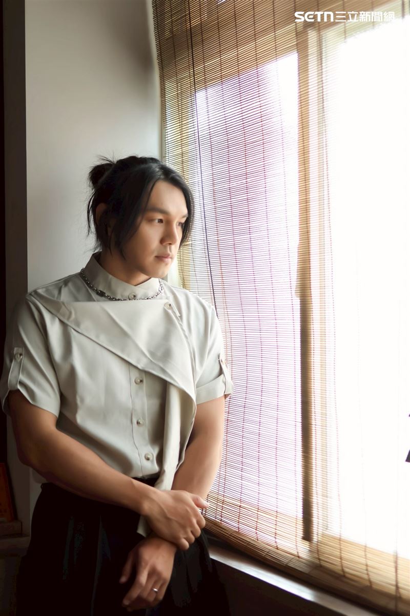 阜東昇接受專訪分享自己的人生故事和闖蕩演藝事業的甘苦。(圖/記者鄭孟晃攝影)