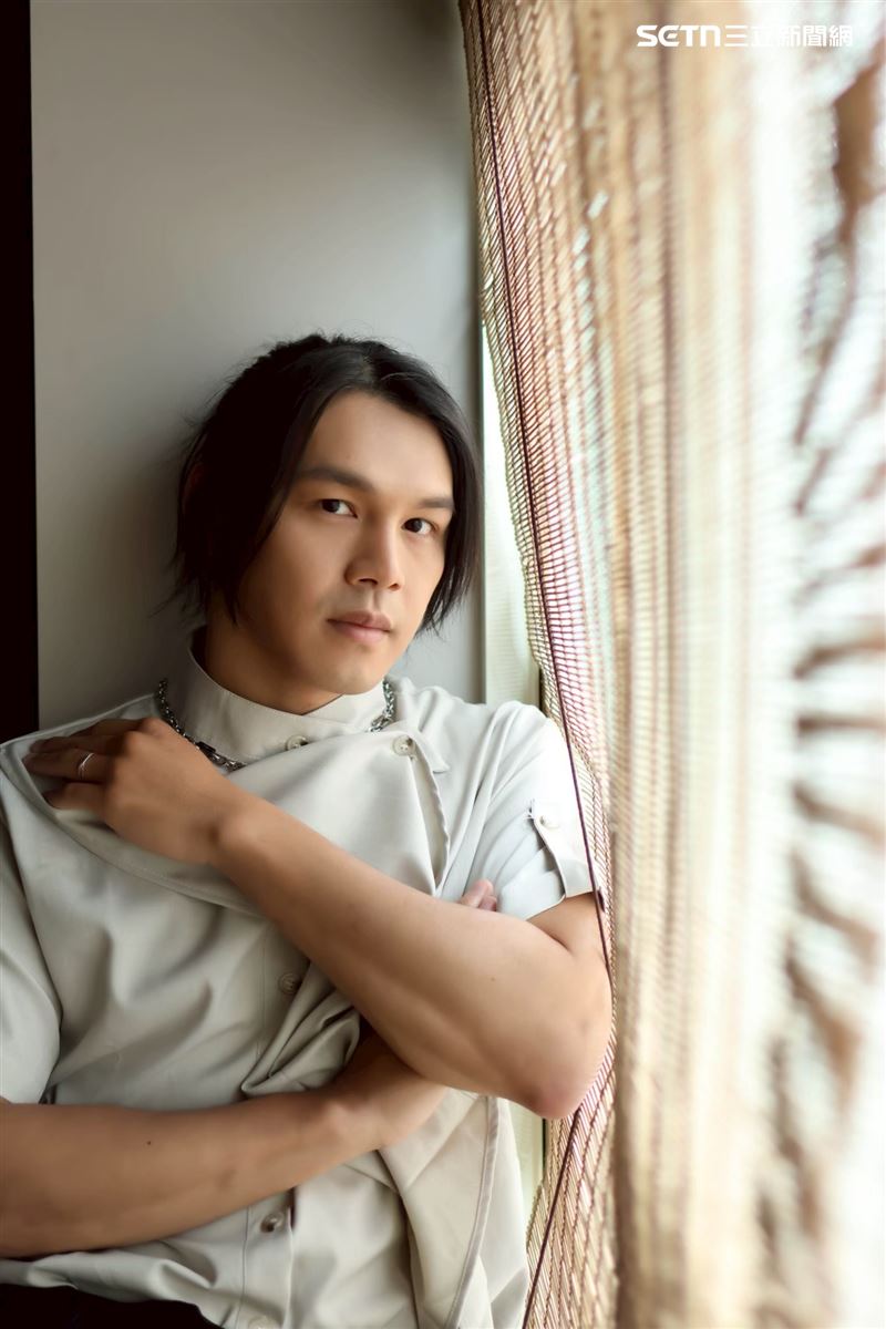 阜東昇接受專訪分享自己的人生故事和闖蕩演藝事業的甘苦。(圖/記者鄭孟晃攝影)