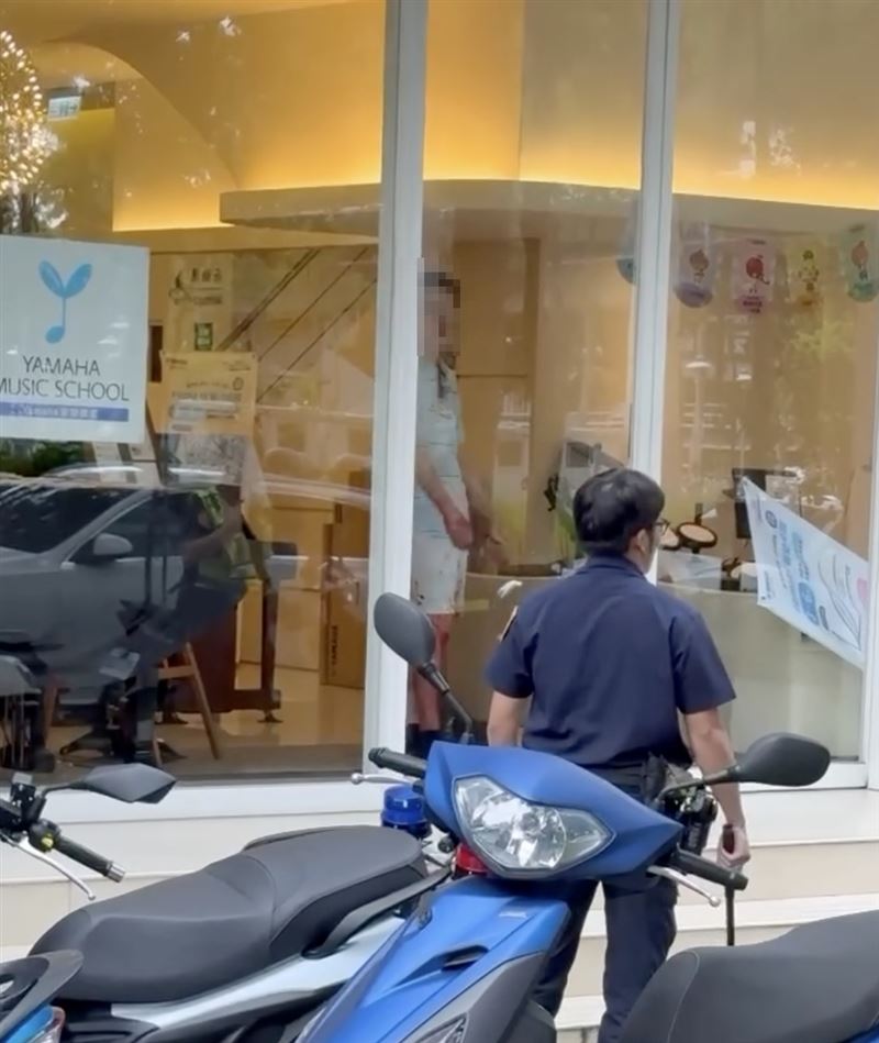 林男行兇後在音樂教室與警方對峙,神情恍惚。(圖/翻攝畫面)