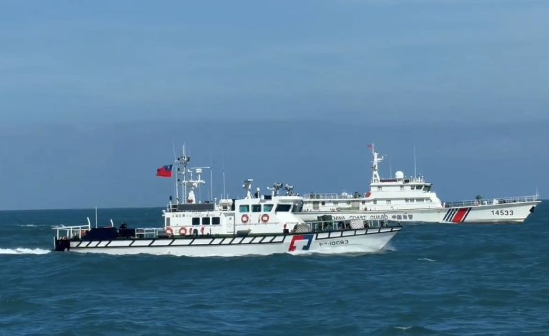 4艘中國海警船今日侵擾金門水域，海巡巡防艇採取一對一併航監控、全程蒐證，以無線電廣播要求其立即轉向航離。（圖／中央社）