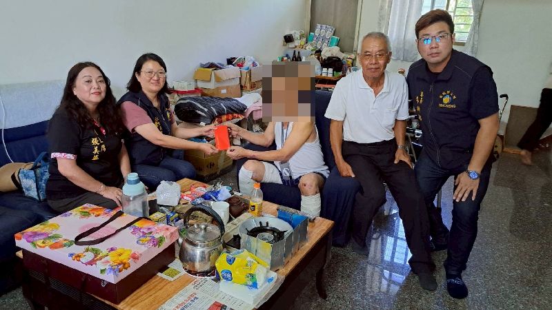花蓮馬太鞍溪6月上旬因豪雨溪水暴漲，連人帶車遭洪流沖走的鄧姓工地主任幸運獲救，日前出院返家休養，新城鄉公所14日前往慰問，並致贈急難救助金，協助減輕醫療及生活負擔。（花蓮縣新城鄉公所提供）