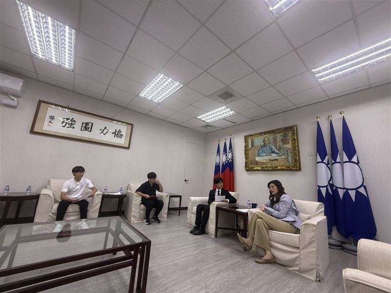 東山高中學生為製作學習歷程檔案專訪鄭麗文(圖/國民黨提供)