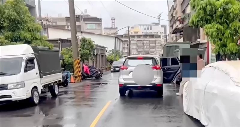 警方將涉案藥頭帶回偵辦。(圖/翻攝畫面)