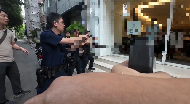 林嫌不理勸降人仍與警方對峙。(圖/翻攝畫面)