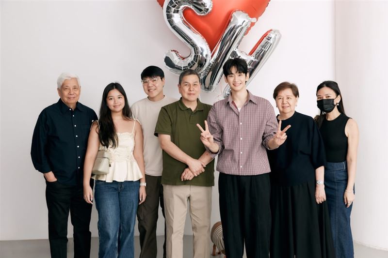 金秀賢開心與現場工作人員們合照。（圖／翻攝自IG @bcbench）