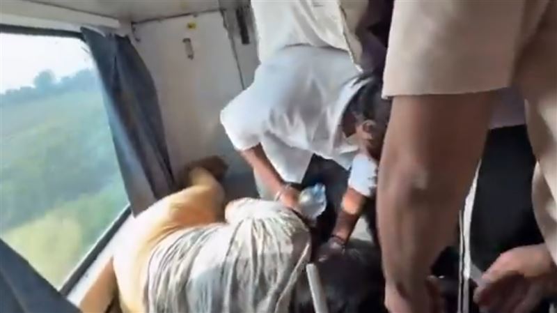 印度的列車上一位婦女呼吸困難,旁人急搶救。(圖/翻攝自X)