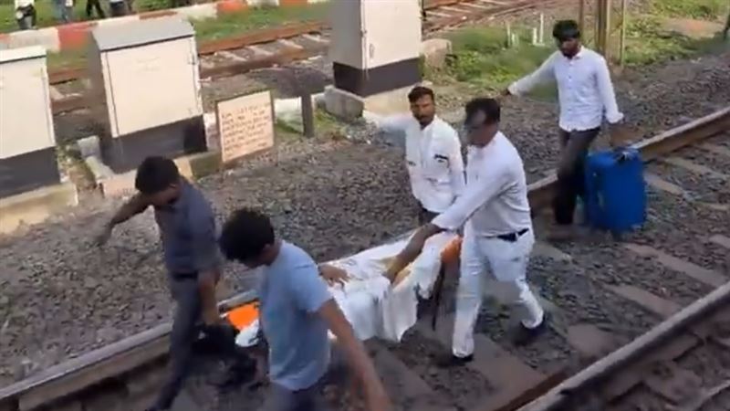 雖然最後列車在車站旁停下、救護員到達,但婦女仍身亡。(圖/翻攝自X)