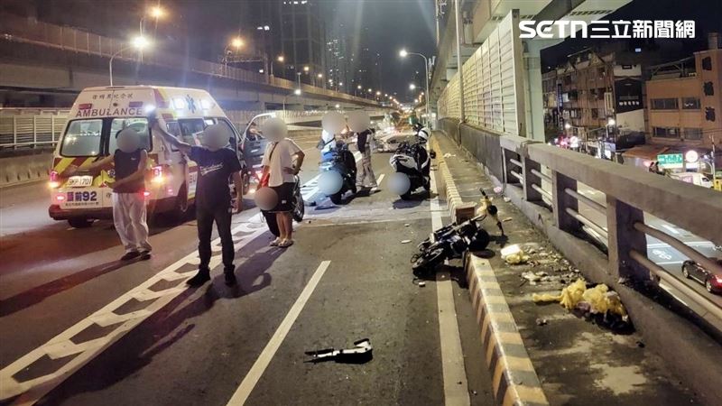 新北市大漢橋新莊往板橋方向昨晚(14日)發生機車碰撞事故,2名騎士倒地送醫。(圖/翻攝畫面)