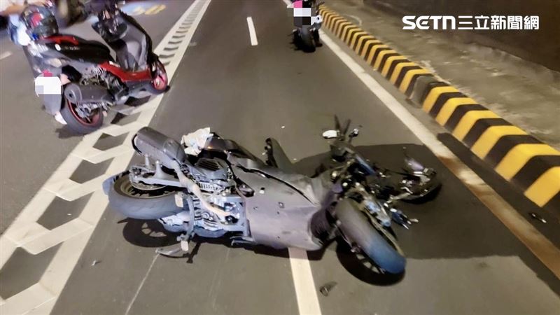 事故當下,雙方都人車倒地,零件四散,2人身上多處擦挫傷,意識清楚,送醫救治。(圖/翻攝畫面)