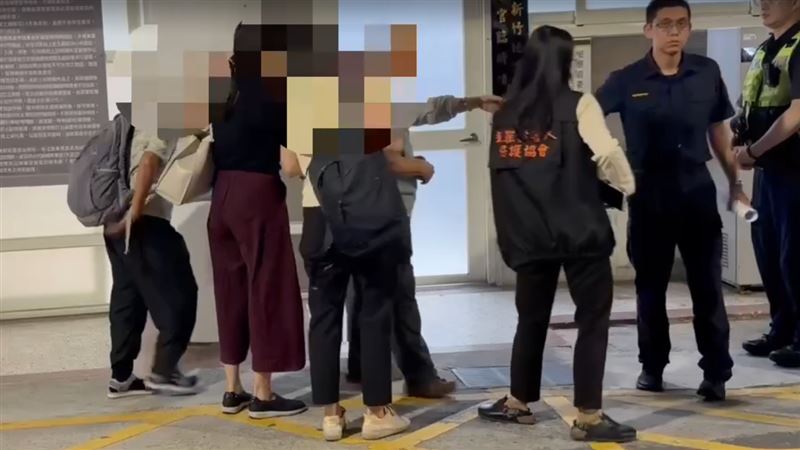當晚死者家屬則趕赴殯儀館在檢警陪同下,進行相驗。(圖/翻攝畫面)