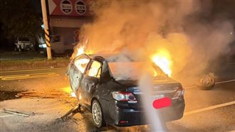 車燒成火球！耗20分鐘撲滅…34歲駕駛送醫