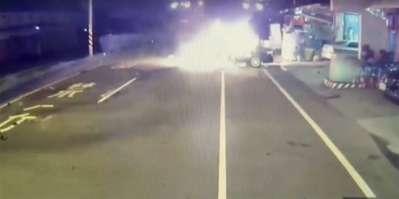 肇事車輛燒成一團火球。(圖/翻攝畫面)