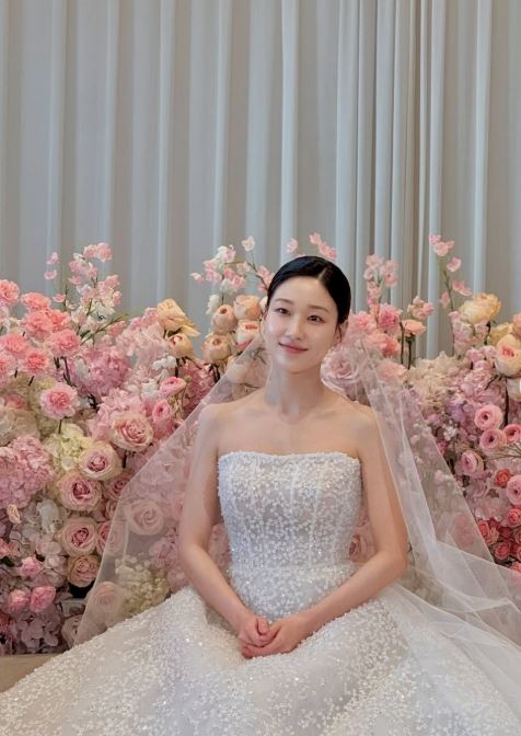河潤景突然在IG曬出3張絕美婚紗照。(圖/翻攝自IG)