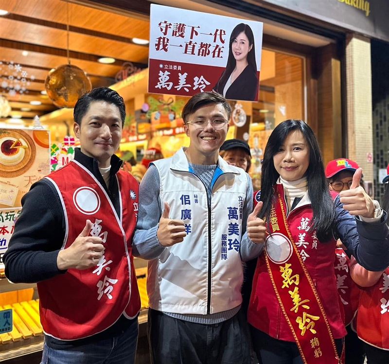 網友挖出昔日台北市長蔣萬安、佀廣洋與萬美玲的3人同框照。(圖/翻攝自佀廣洋臉書)