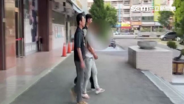 何姓男子藉口,因為平常下廚經常切到手,才會把刀子帶到廟裡求平安