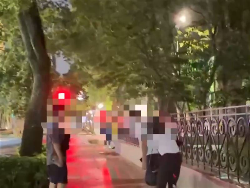 台北市一名蔡姓女子面交虛擬貨幣,交付的250萬元現金差點遭搶。(圖/翻攝畫面)
