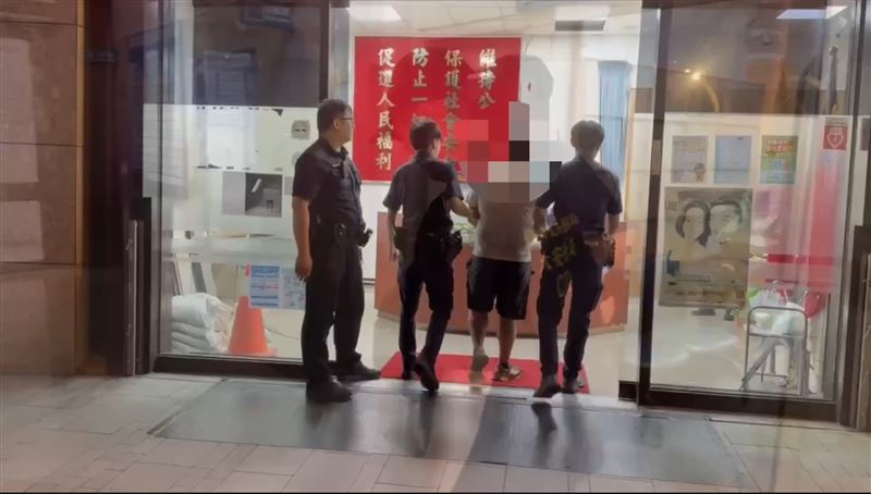一旁熱心民眾將張男制伏,全案依搶奪及詐欺罪將張男移送偵辦。(圖/翻攝畫面)