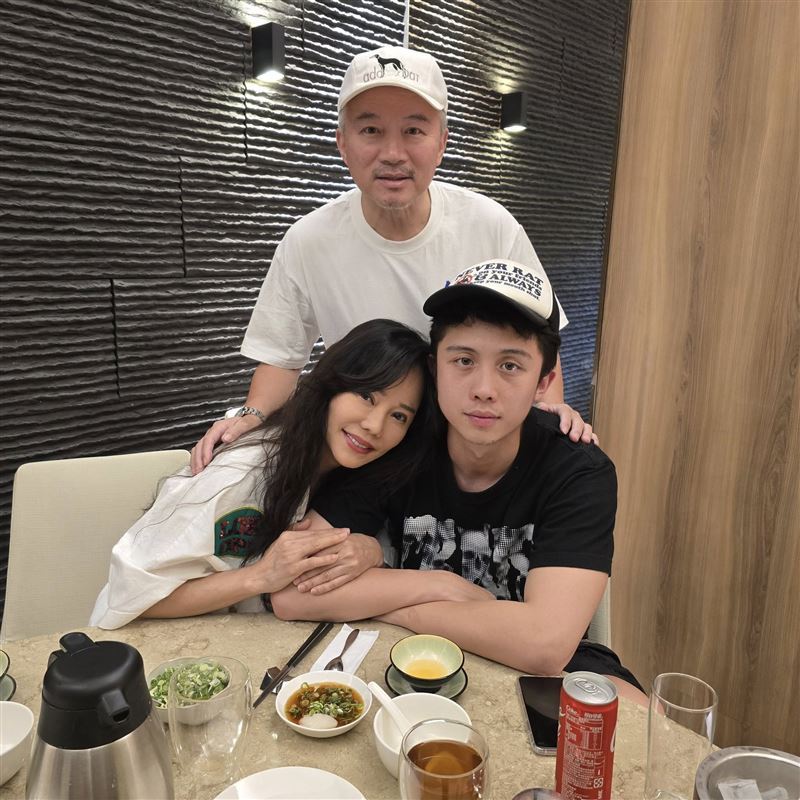 孫鵬坦言,藝人家庭本來就容易受到放大檢視,因此他始終提醒妻子狄鶯與兒子,既然身處網路時代,就必須做好面對各種評論的心理準備。(圖/翻攝自狄鶯臉書)