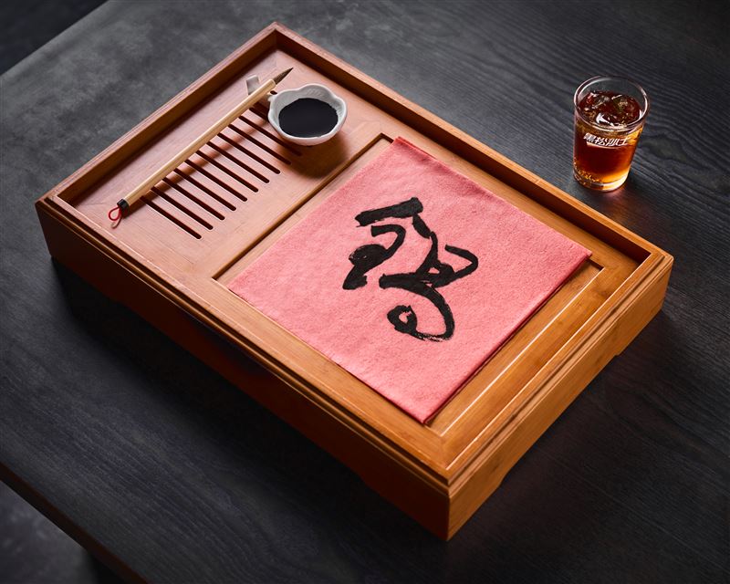 這一鍋「千張豆腐紙」換上黑松沙士招牌紅色。(圖/這一鍋提供)